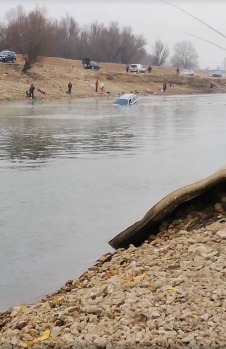 Momente de groază în Cernavodă! O mașină a plonjat în apă