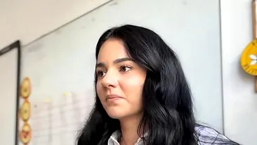 Antonia Dumitru, o tânără învățătoare, a devenit virală după ce le-a cerut ”chirie” elevilor săi pentru locul din bancă: ”Dacă vreți să fiți în clasa mea, trebuie să plătiți”