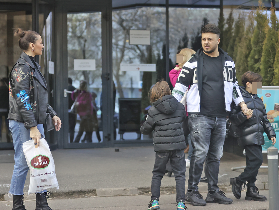 Gabi le-a oferit băieților săi câteva cadouri / (Sursa: CANCAN.RO)