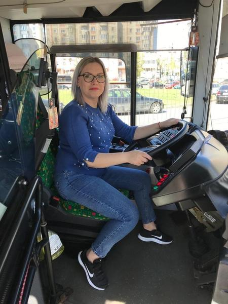 Ea este prima femeie șofer de autobuz din Iași! La 31 de ani, tânăra străbate străzile în lung și-n lat: ”Oamenii se uită uimiți la mine”