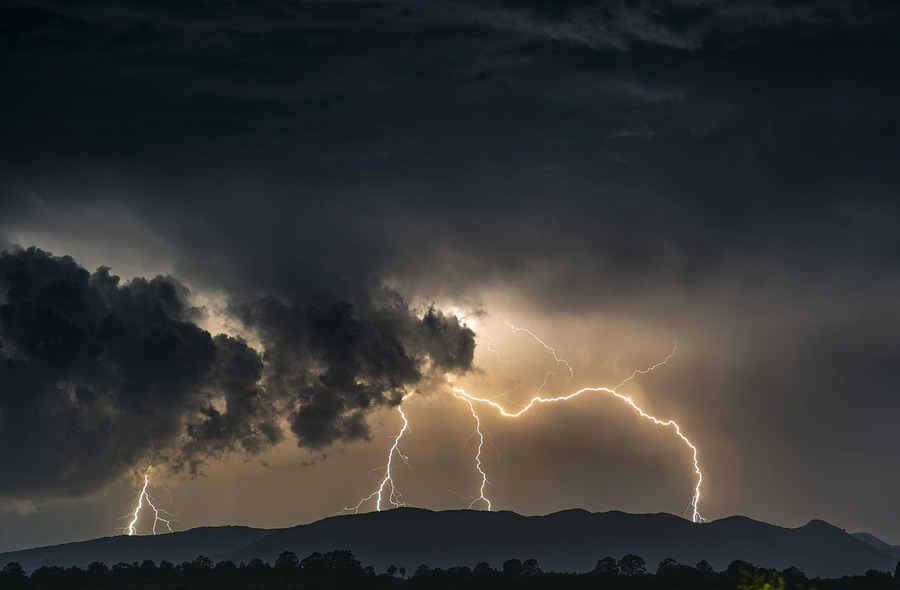 Furtuni violente, cu grindină şi descărcări electrice anunțate de ANM. Sursă: Pixabay