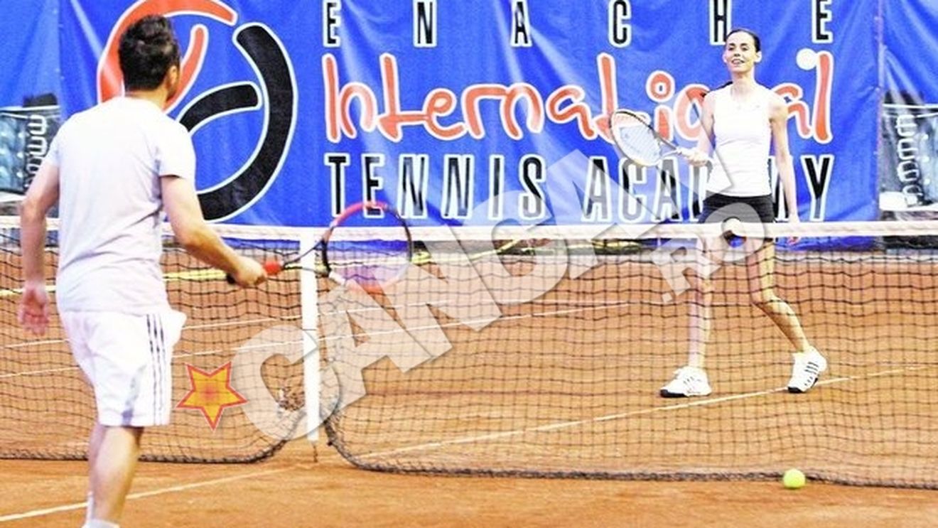 Florentin Petre si Margarita au incins o partida de tenis. A pregatit-o pe Miss "Playboy" Bulgaria ca pentru o finala de slem