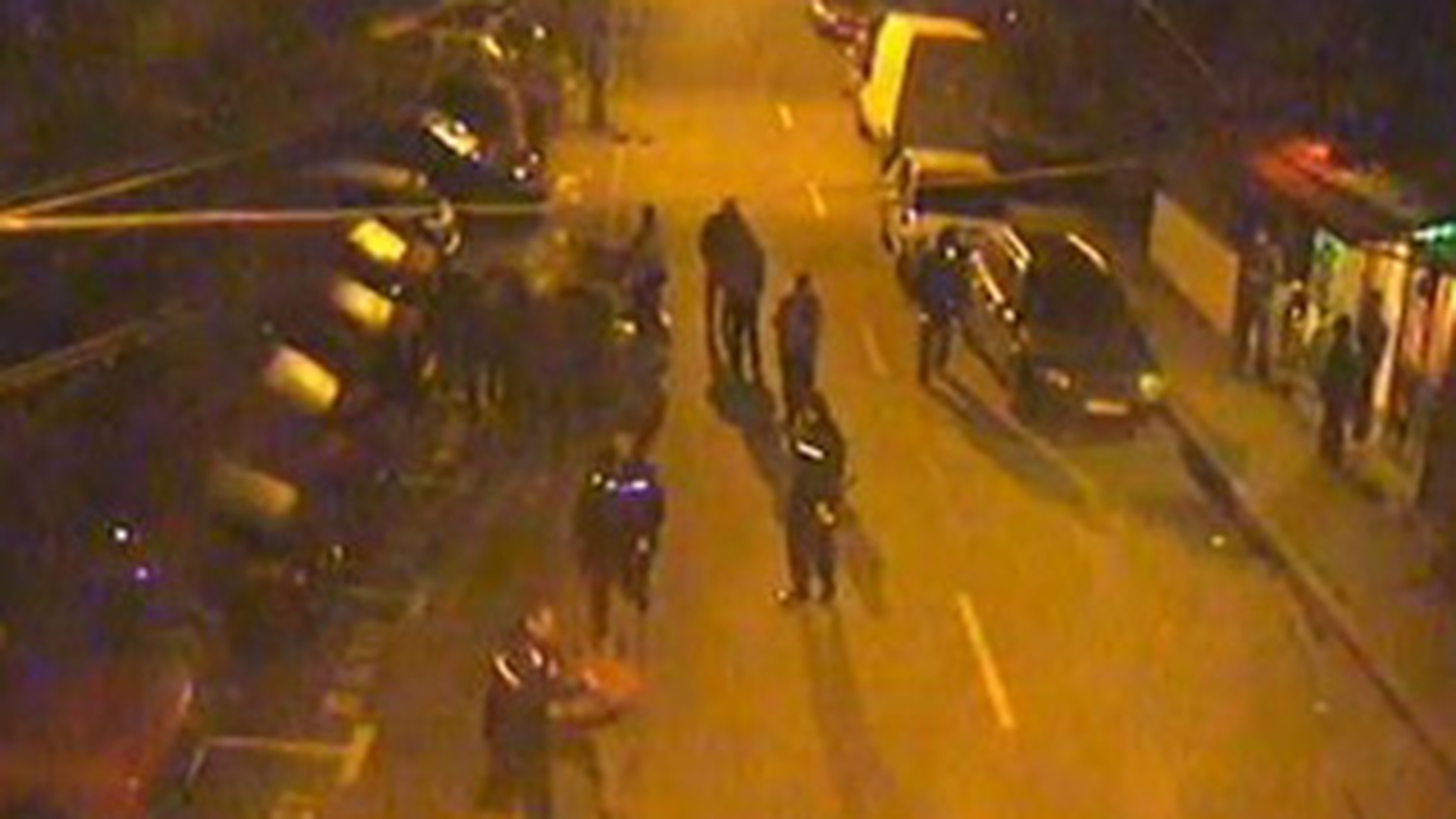 Politisti atacati cu furcile! Au tras cu arma din dotare ca sa scape!