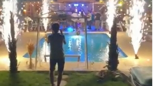 La un pas de tragedie! Un tânăr a ajuns la spital după ce a fost rănit de artificii, în timp ce era la o petrecere. Momentul, filmat în direct