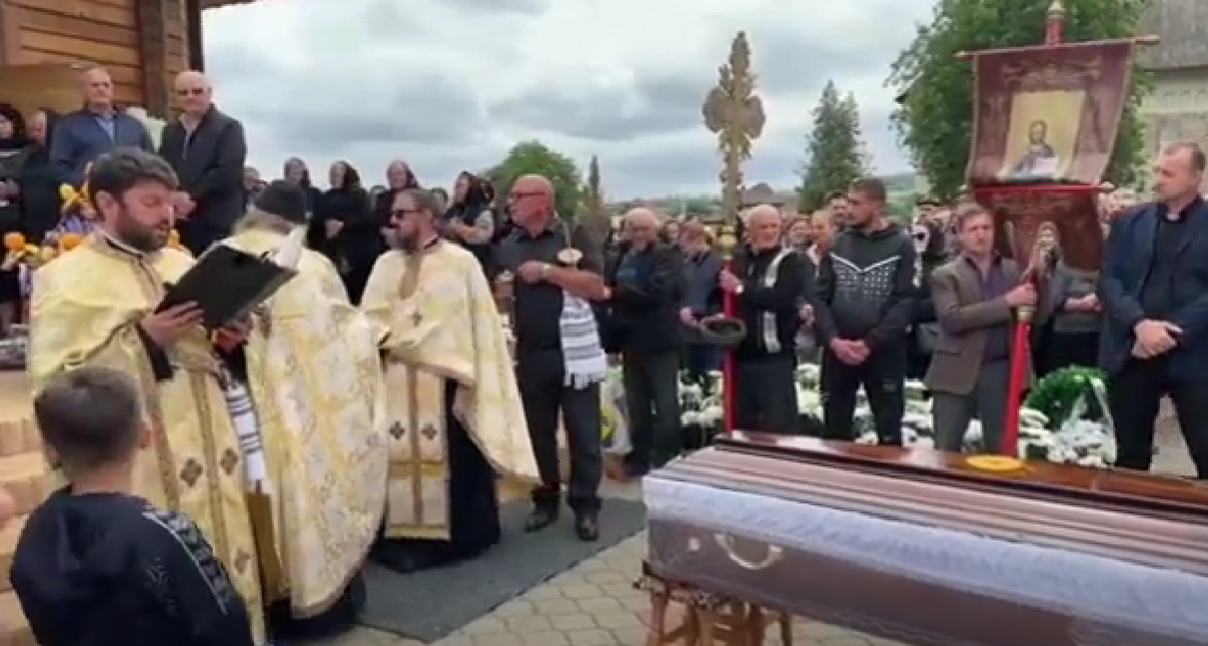 Ancuța și Costel Lăzărescu, împreună cu cei 2 copilași ai lor, au fost conduși pe ultimul drum de sute de oameni. Imaginile durerii!