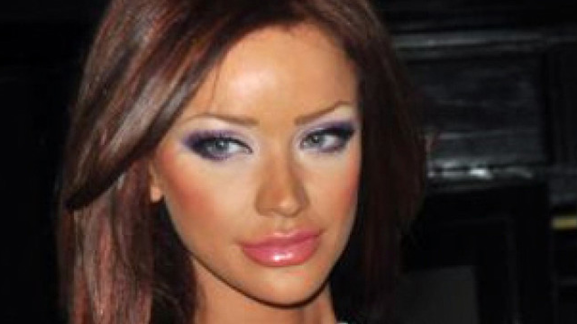 Bianca a ieşit la plimbare in cea mai scurtă si mai decoltată rochie pe care a găsit-o in dulap. Mai sexy de atât nu se putea!