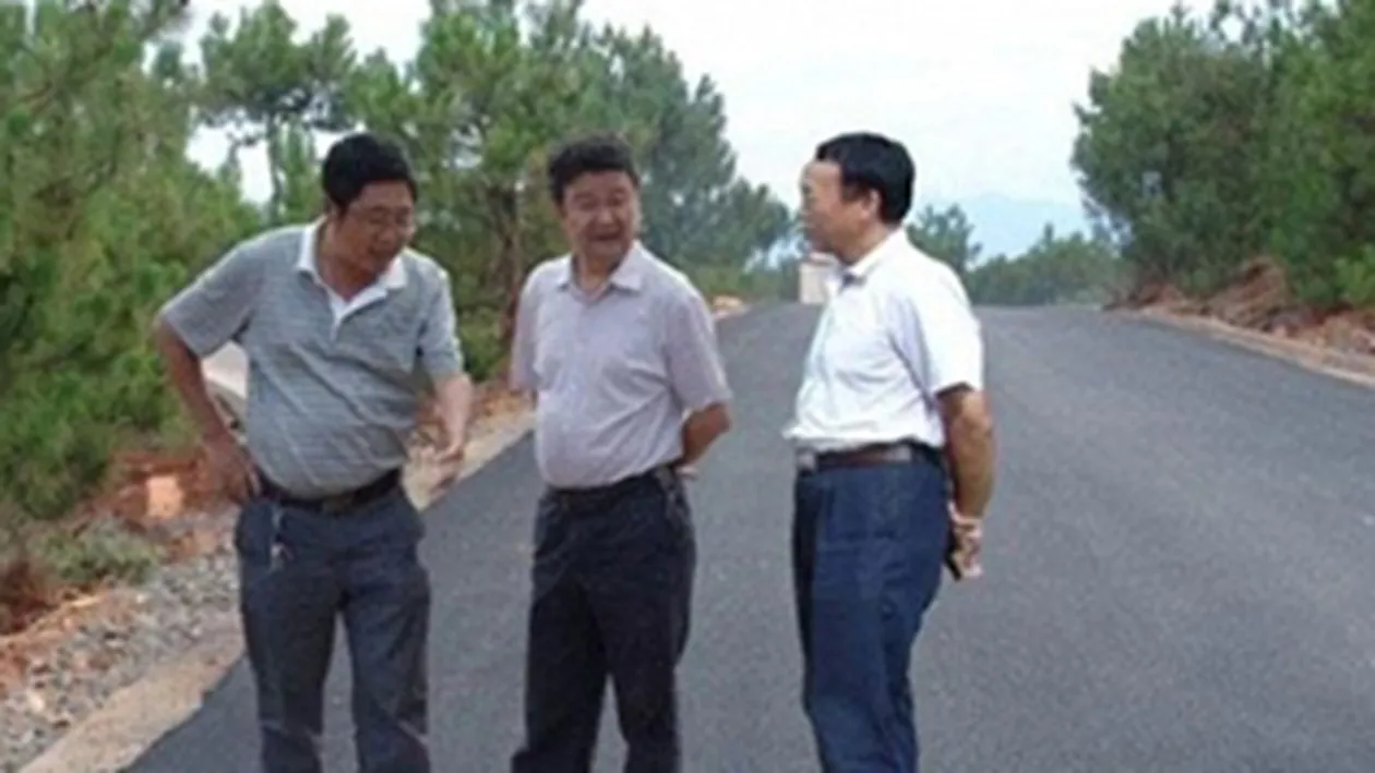 Au lipit cu ajutorul Photoshopului trei ingineri pe un drum nou