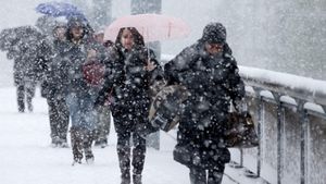 PROGNOZA METEO pe urmatoarele trei zile. Vremea se mentine deosebit de rece, vor fi ninsori si vant