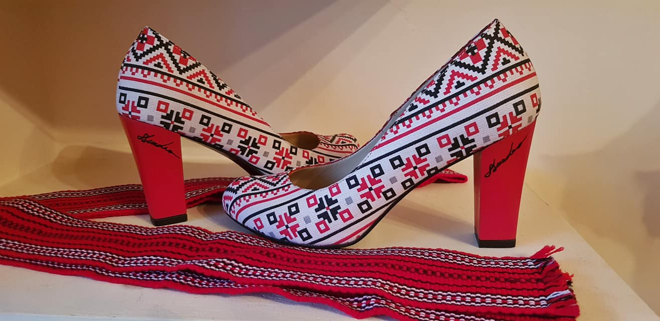 Paula Seling și soțul ei au devenit nași pentru un cuplu cunoscut. Artista și mireasa au strălucit în costume populare