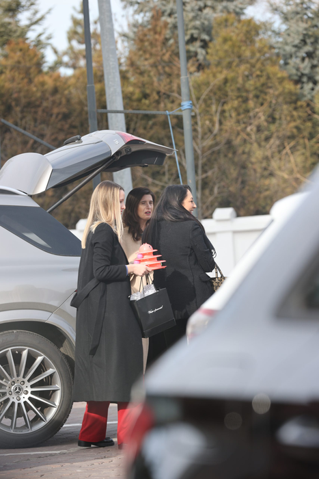 Andra și prietenele sale mai schimbă câteva vorbe înainte de despărțire (Foto: CANCAN.RO)