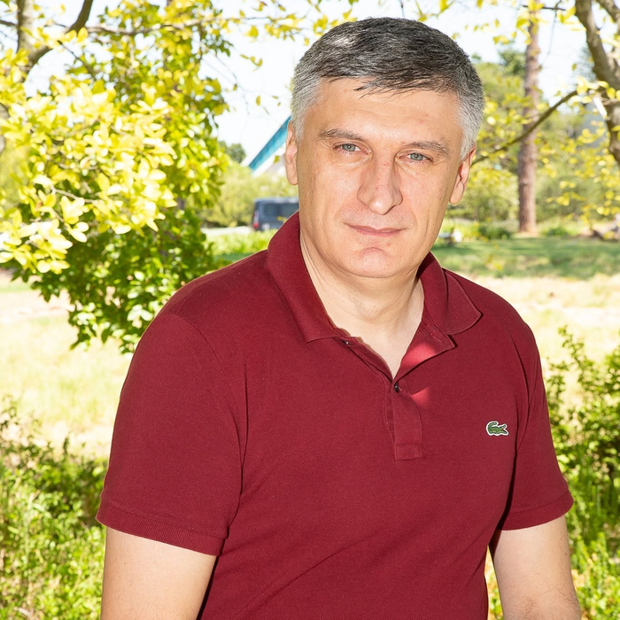 Cine îl spionează pe fostul ambasador? Cătălin Avramescu, surprins la proteste și scos din peisaj cu un telefon, înainte să înceapă haosul