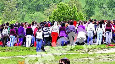 Anul trecut au distrus mobila si au stropit peretii cu sampanie. Yoghinii au interzis la hotel