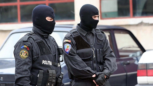 Avocaţi şi executori ridicaţi chiar de la tribunal de mascaţi. Desfăşurare de forţă în dosarul devalizării staţiunii Herculane