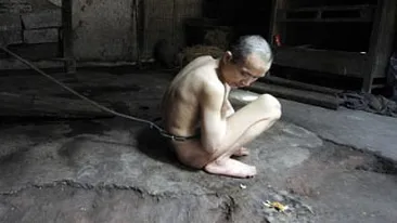 VIDEO Viata de caine! Un chinez care este tinut in lanturi de mama sa, dezbracat si flamand, nu mai stie sa mearga