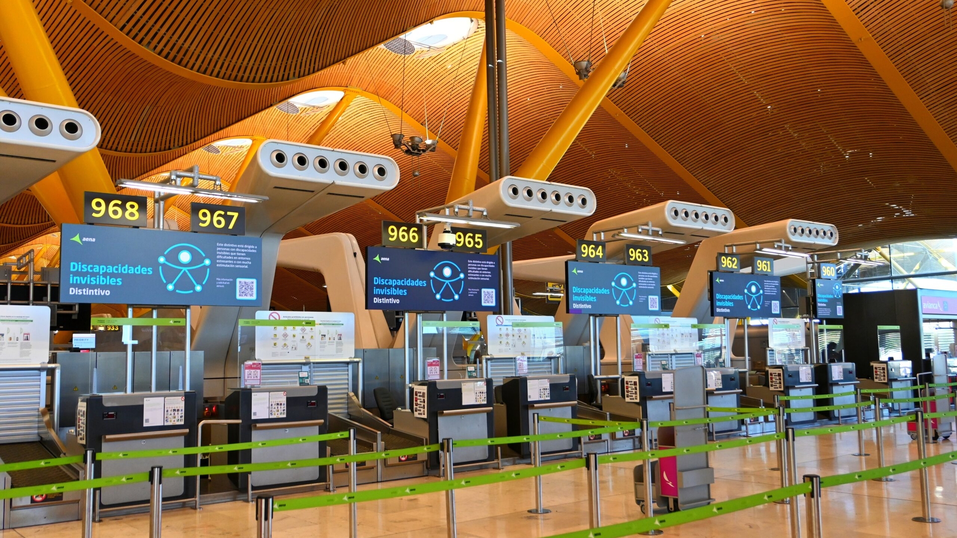 Avertisment pentru turiștii români. Întârzieri masive și cozi uriașe în aeroporturile din Spania
