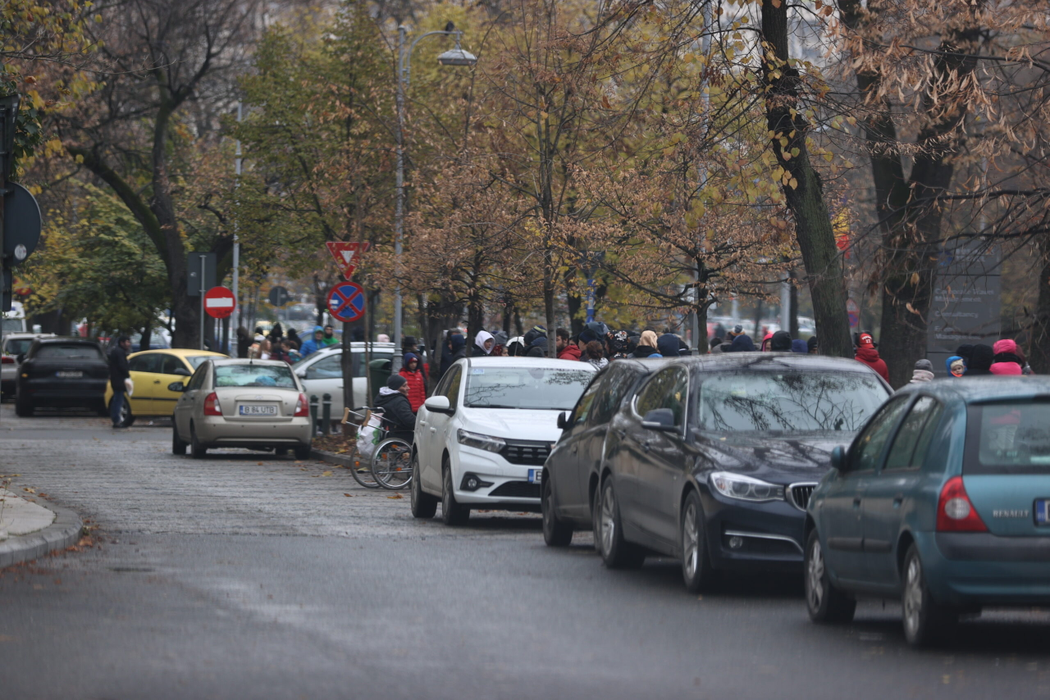 Cerșetorii îl așteaptă cu sufletul la gură pe Gigi Becali (SURSA FOTO: CANCAN.RO)