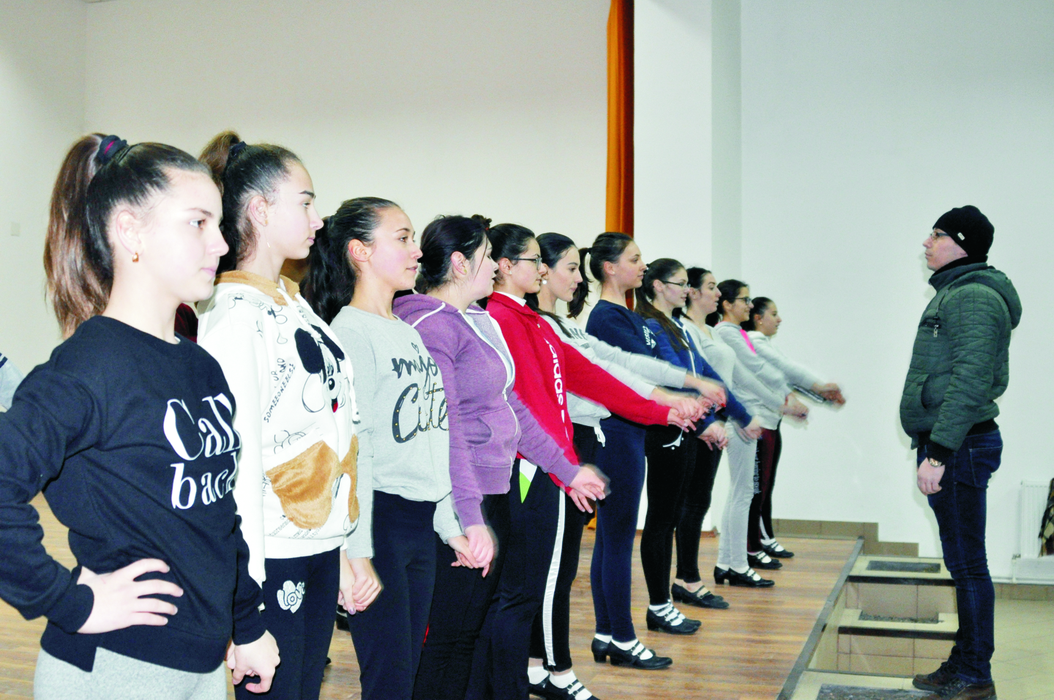 Dansatorii nu exersează doar îmbrăcați în costume populare