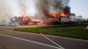 Incendiu puternic în Timiș! Un restaurant a izbucnit în flăcări. Trei oameni au fost răniți. VIDEO