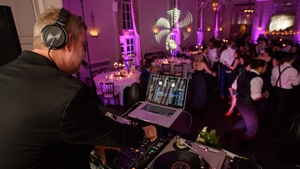 Câți bani ajungi să plătești la o nuntă doar pentru DJ, sonorizare și lumini