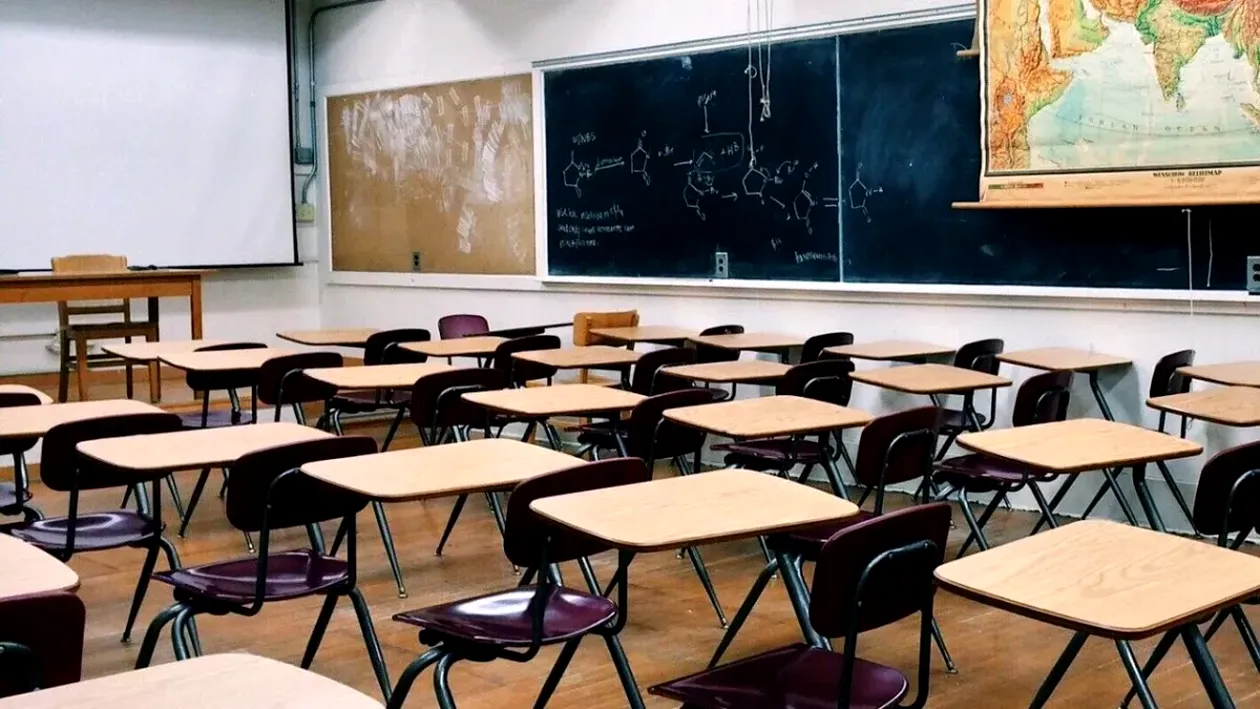 Scene înfiorătoare la o școală din Prahova! Profesoara e umilită de elevi în toiul orei | VIDEO