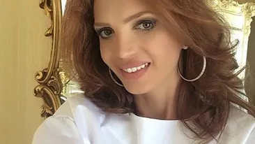 CRISTINA SPĂTAR „joacă tare” după divorţ. A înnebunit plaja cu funduleţul ei!