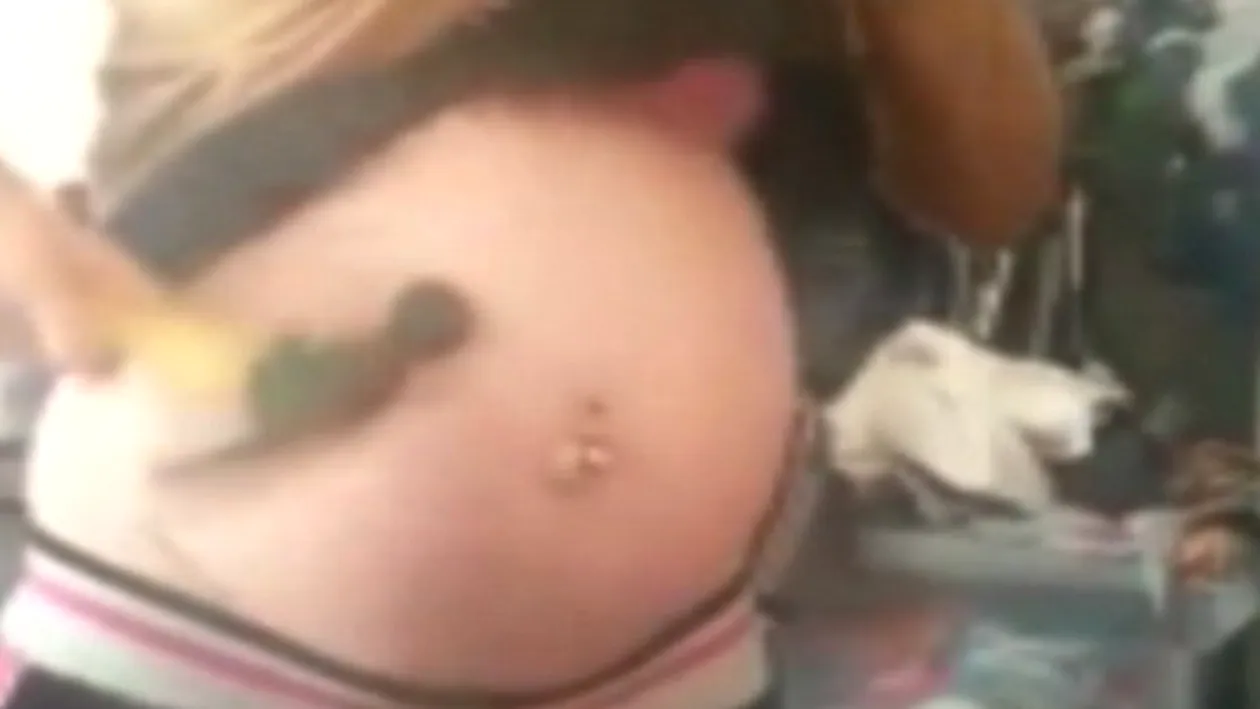 VIDEO CU IMPACT EMOTIONAL! O femeie insarcinta a fost filmata cum se lovea in burta cu ciocanul! Cum a putut sa se nasca bebelusul