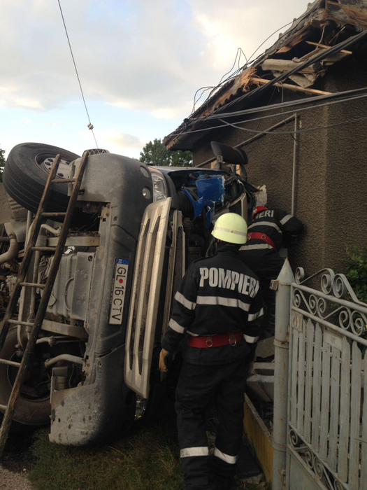 A intrat cu TIR-ul într-o casă! Șoferul se află în stare gravă