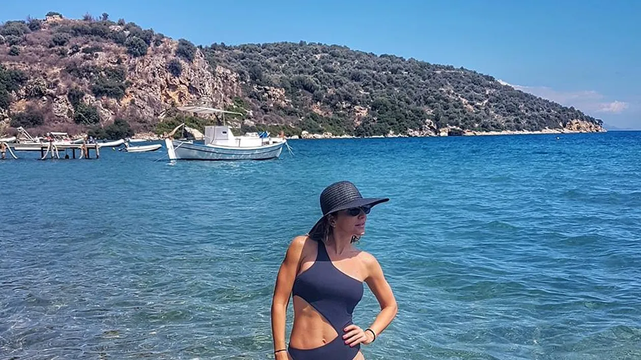 Carmen Brumă, ipostază de infarct! Vedeta a pozat topless, iar fanii sunt în delir