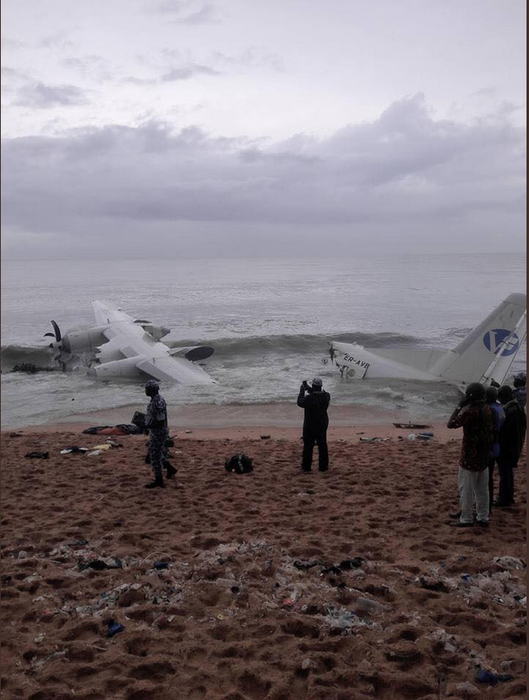 Avion prăbuşit în mare după decolare! Cel puţin 4 persoane au murit