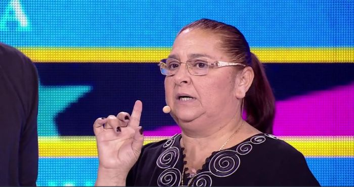 Mama lui Connect-R nu renunță la taraba cu ziare, deși fiul ei are succes!