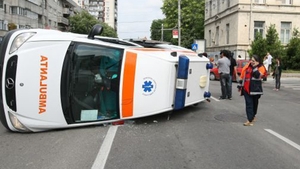 Accident grav în Capitală! O ambulanţă care transporta un copil a fost lovită din plin de o autoutilitară