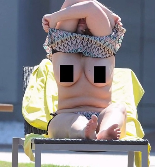 Acest fotomodel a lăsat pe toată lumea cu gura căscată! A apărut la piscină aproape dezbrăcată!
