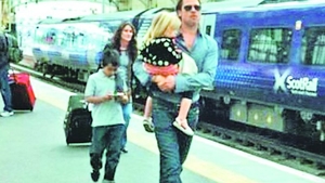 Brad Pitt si-a rasfatat familia in Anglia! Un tren intreg pentru tot familionul