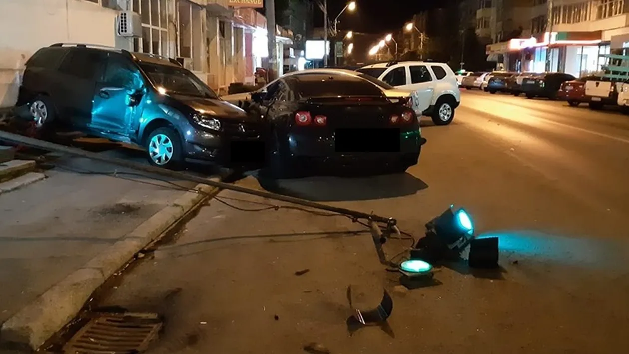 După el potopul! Accident în fața secției de poliție: a lovit trei mașini ale oamenilor legii și a rupt un semafor