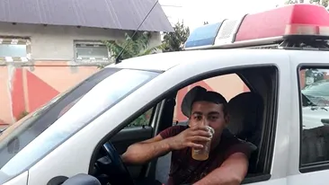 Un țigan din județul Teleorman a furat o mașină de poliție. Mulțumit de pradă, hoțul și-a făcut selfie cu berea în mână la volan: “Adio, țară, adio, civilizație”