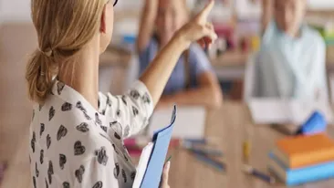 Ce spun psihologii despre învățătoarea care i-a atacat pe elevi cu spray lacrimogen