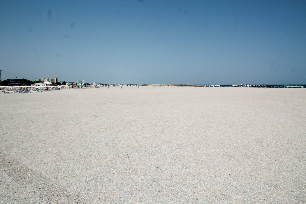 Noul „mod” prin care se livrează comenzile la turiștii aflați pe plaja din Mamaia, după ce a fost lărgită: ”Mai bine foloseau dromaderi sau chiar cămile”
