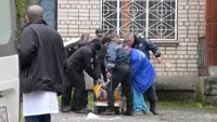 Imagini şocante! Un bărbat a intrat cu două grenade în sala de judecată şi le-a detonat!