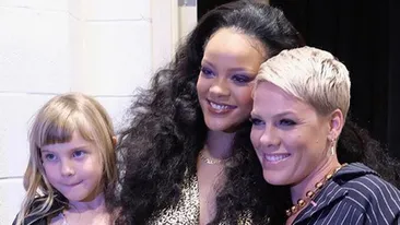 Pink cu decolteul la vedere la premiile Grammy! ”Peisajul” nu a fost deloc de vis, căci are sânii până la buric