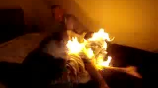 Se intampla in Romania! I-a dat foc prietenului sau care dormea pentru a se distra