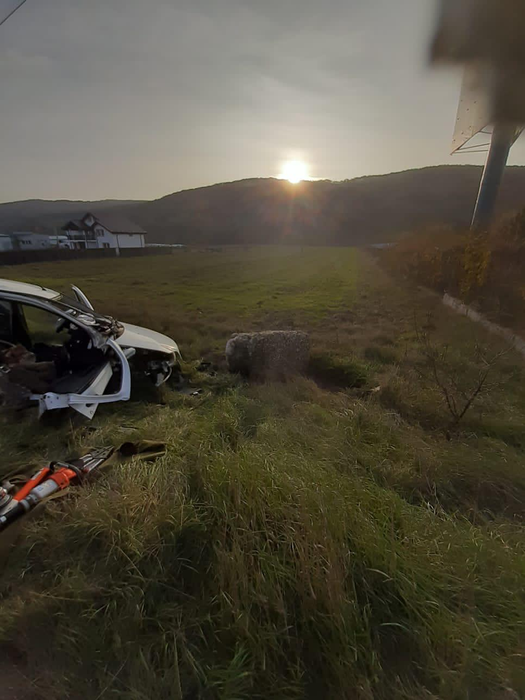 Accident grav în Argeș. Doi adulți și un copil au fost răniți