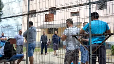 FOTO. Programul care i-a uluit pe deţinuţii de la Jilava: cum se plimbă pe biciclete în curtea închisorii!