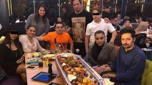 Cum s-au distrat Adrian Minune şi familia sa cu ocazia Crăciunului. Carmen şi iubitul ei, sufletul petrecerii