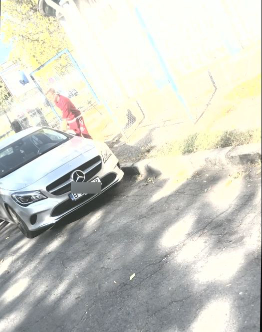 Cei doi îndrăgostiți au terminat plimbarea și s-au retras la mașină