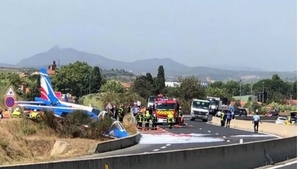 Un avion a ratat pista şi a ajuns pe şosea. Pilotul a suferit răni ușoare