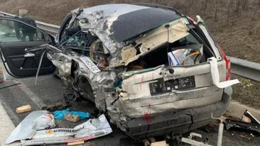 Accident grav pe A1! Mașină oprită pentru că unui pasager îi era rău, izbită de un TIR