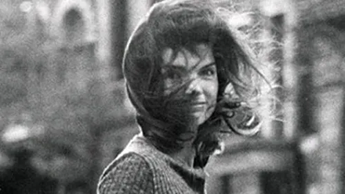 Povestea unei imagini celebre: Jackie Kennedy, surprinsa de un paparazzo celebru!