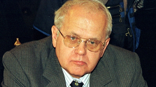 CANCAN.ro a aflat ce face Victor Babiuc in penitenciar. Sta in biblioteca si nu vorbeste cu ceilalti detinuti