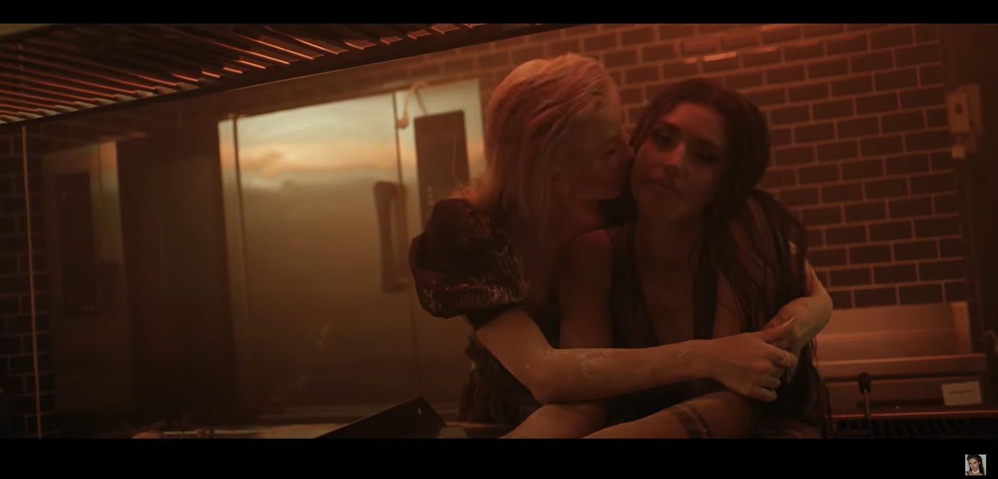 Antonia și Alina Ceușan, filmate în ipostaze ca-n filmele pentru adulți în cel mai nou clip al cântăreței! S-au atins pasional în zone intime și au flirtat una cu cealaltă | VIDEO