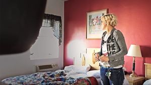 Bănuind că îi dispar bani din casă, un român de 62 de ani din Gherla a montat camere de supraveghere în toată locuința. Când s-a uitat pe imagini, a rămas perplex: Cine îi fura banii, de fapt